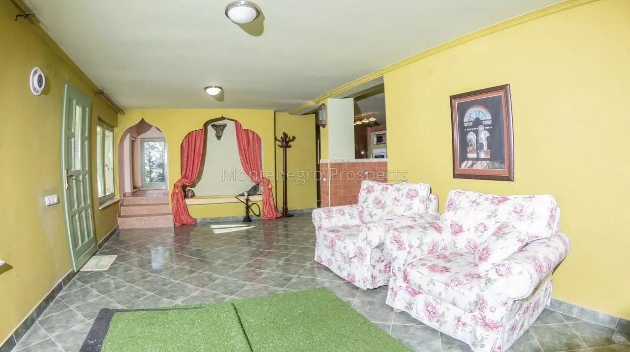 Prodaje se vila sa bazenom u baru 10391 25