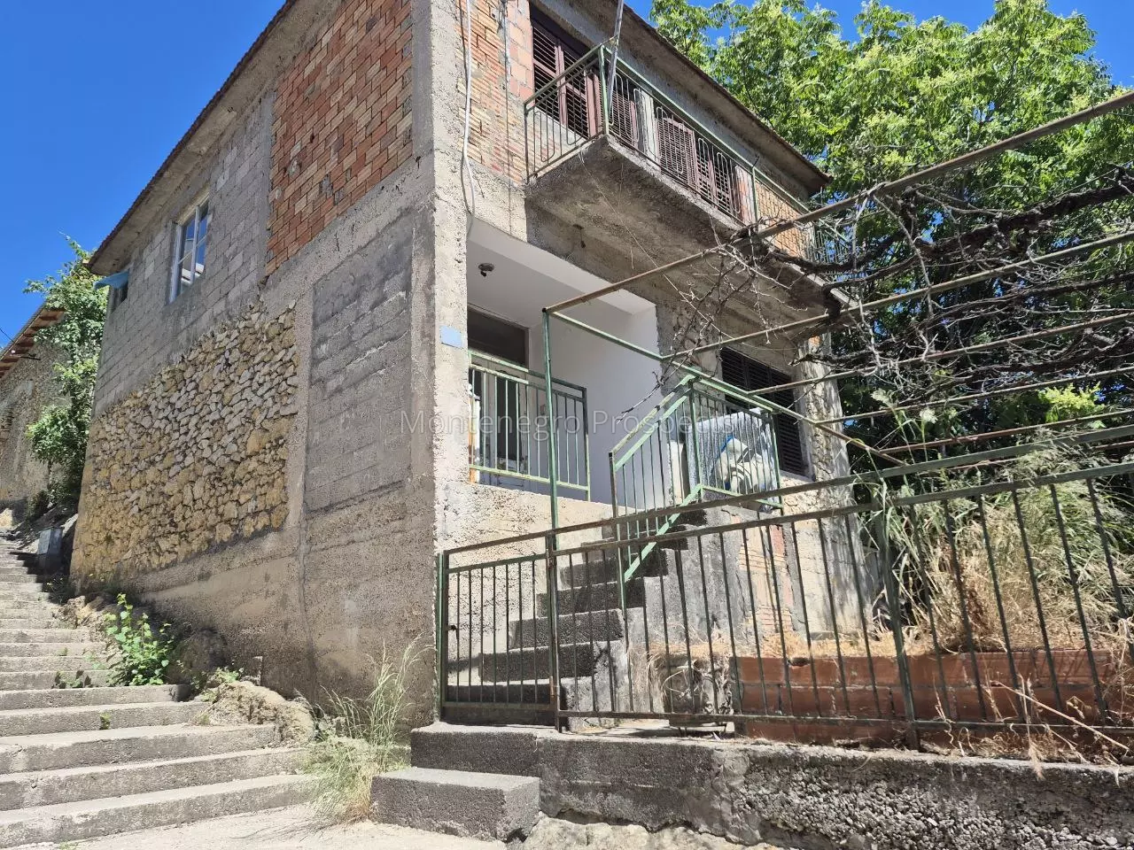 Kuca za renovaciju na odlicnoj lokaciji u ulcinju   600m od male plaze 40000 1