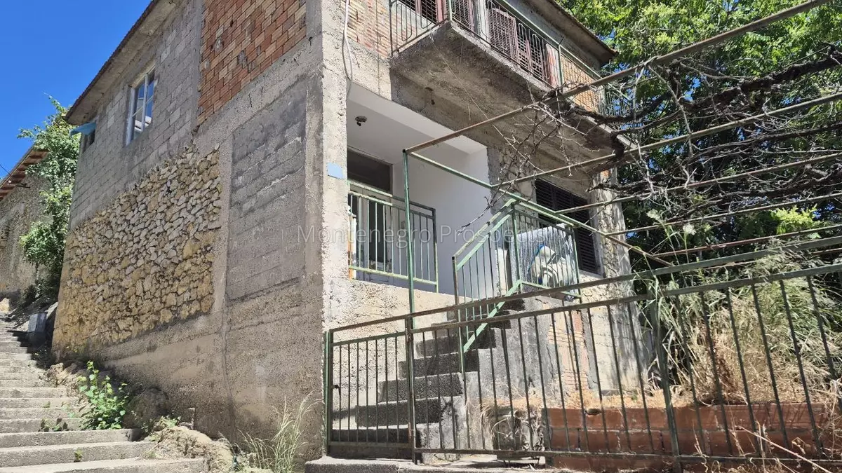 Kuca za renovaciju na odlicnoj lokaciji u ulcinju   600m od male plaze 40000 1