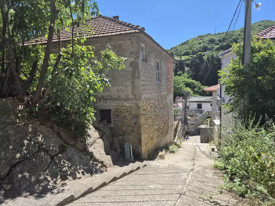 Kuca za renovaciju na odlicnoj lokaciji u ulcinju   600m od male plaze 40000 8